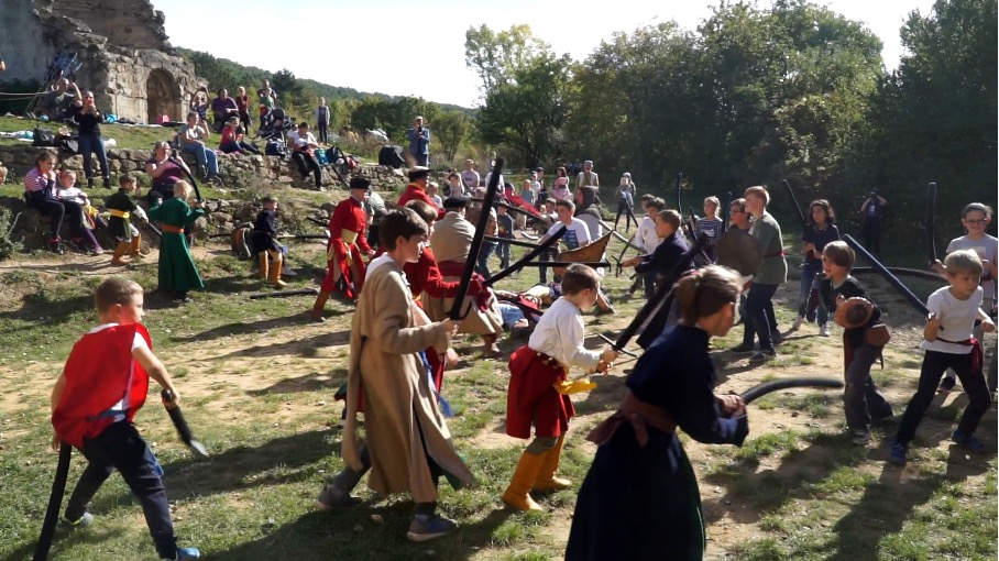 Csatajelenet Pilisborosjenőn az Egri Vár másolatánál